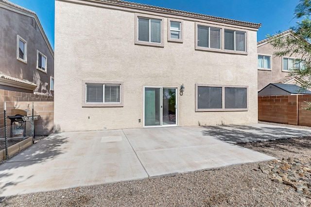 8905 Balsam Glade Rd NW, Albuquerque, NM 87114 - rear view of property featuring stucco siding and a patio