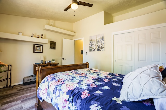 5131 Gaviota NW, Albuquerque, NM 87120 - bedroom with wood finished floors, a closet, a ceiling fan, and lofted ceiling