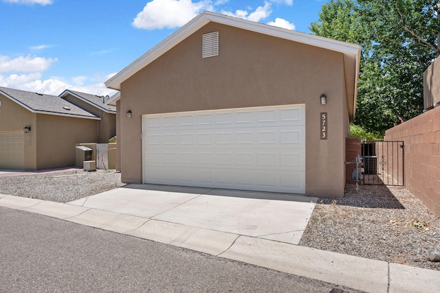 5723 Strand Loop SE, Albuquerque, NM 87106 - garage with a gate