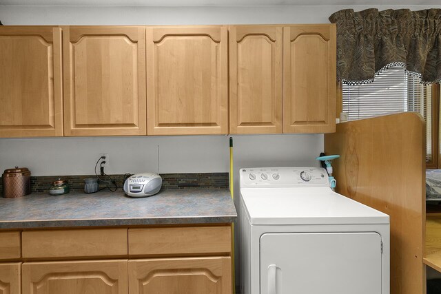 40 La Bajada Rd, Los Lunas, NM 87031 - laundry room featuring washer / clothes dryer and cabinet space