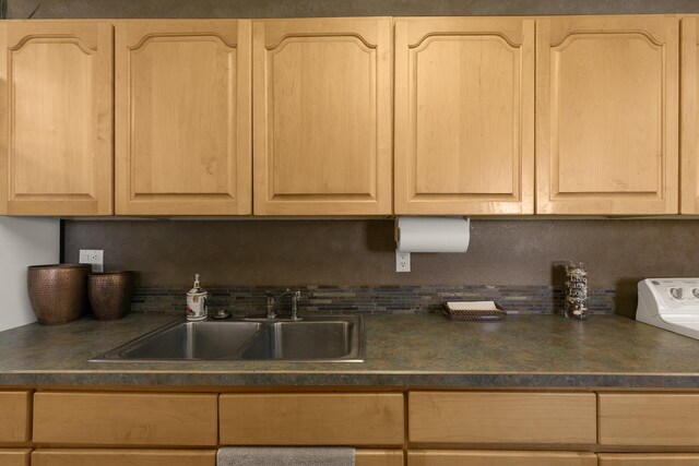 40 La Bajada Rd, Los Lunas, NM 87031 - kitchen with light brown cabinetry, dark countertops, decorative backsplash, and washer / clothes dryer