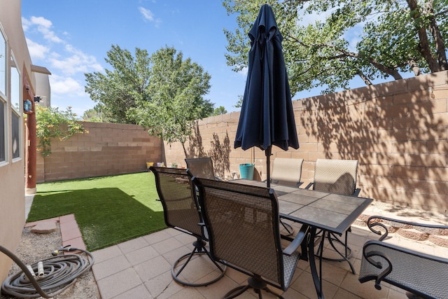 10027 Vista Cantera Ln NW, Albuquerque, NM 87114 - fenced backyard with outdoor dining space and a patio