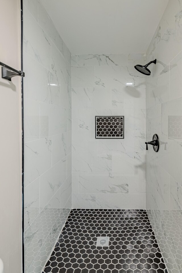 245 Chama St NE, Albuquerque, NM 87108 - bathroom with tiled shower
