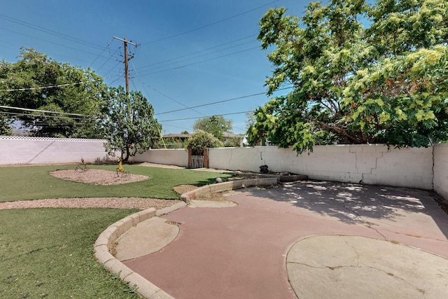 8206 Morrow Ave NE, Albuquerque, NM 87110 - fenced backyard with a patio area