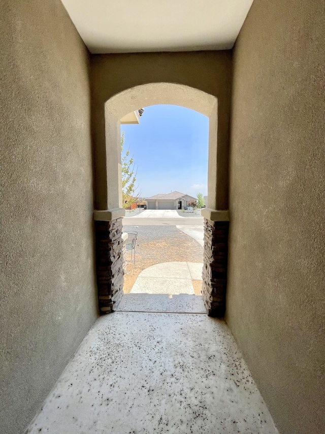 3237 Fennel Rd NE, Rio Rancho, NM 87144 - entryway with arched walkways and a textured wall
