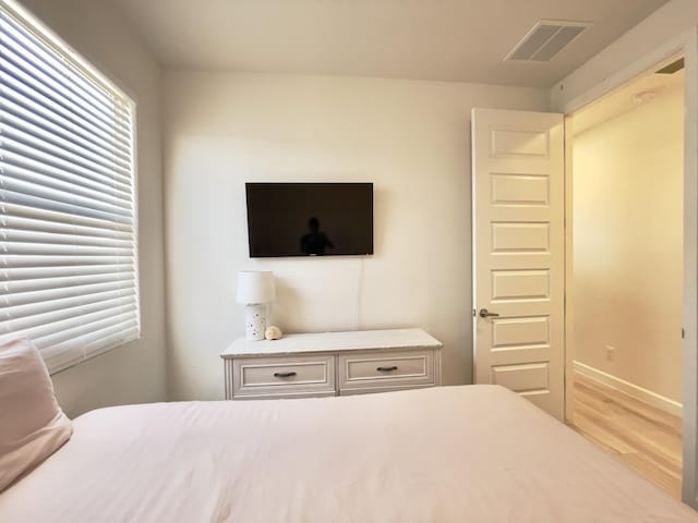 3237 Fennel Rd NE, Rio Rancho, NM 87144 - bedroom featuring wood finished floors and baseboards