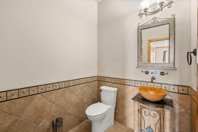 2632 Globe Ct NE, Rio Rancho, NM 87124 - bathroom with tile walls, a wainscoted wall, vanity, and tile patterned floors