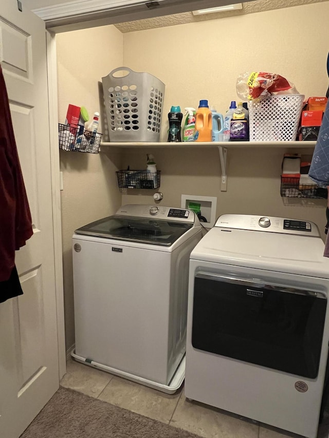 839 Serrano Pointe NW, Albuquerque, NM 87120 - laundry area featuring washing machine and clothes dryer and light tile patterned floors