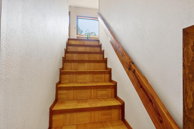 19 Villa Del Monte Loop, Tijeras, NM 87059 - staircase featuring a textured wall