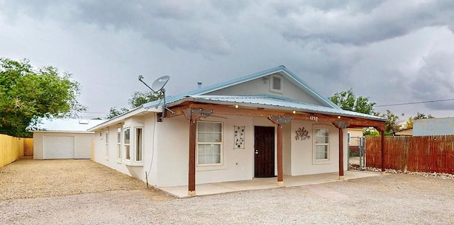 1259 8th St NW, Albuquerque, NM 87102 - view of front of property with stucco siding and a metal roof