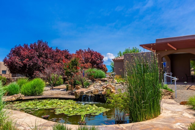 930 Titus Loop, Bosque Farms, NM 87068 - view of yard featuring a garden pond