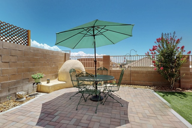 1324 Wilkes Way SE, Rio Rancho, NM 87124 - fenced backyard featuring a patio and outdoor dining area