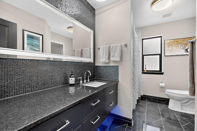 6205 Peachtree Pl NE, Albuquerque, NM 87111 - full bath featuring marble finish floors, vanity, backsplash, and curtained shower