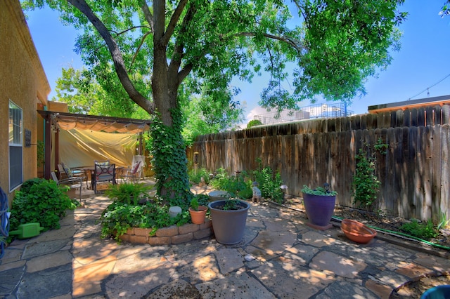 6749 Kelly Ann Rd NE, Albuquerque, NM 87109 - fenced backyard with a patio area