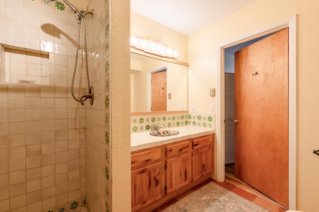 23 Cooper Rd, Cedar Crest, NM 87008 - bathroom with vanity, a tile shower, and decorative backsplash