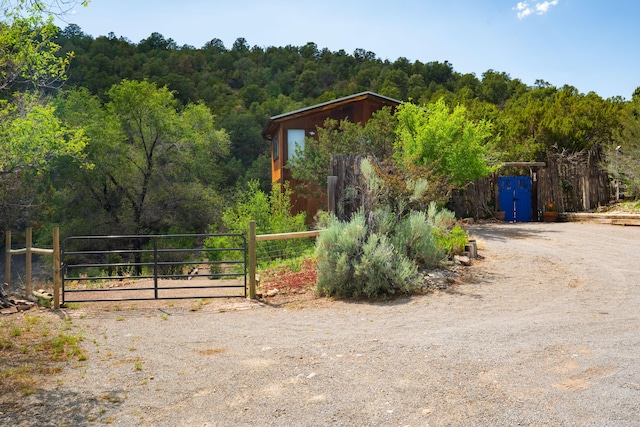 23 Cooper Rd, Cedar Crest, NM 87008 - view of yard featuring a gate and a wooded view