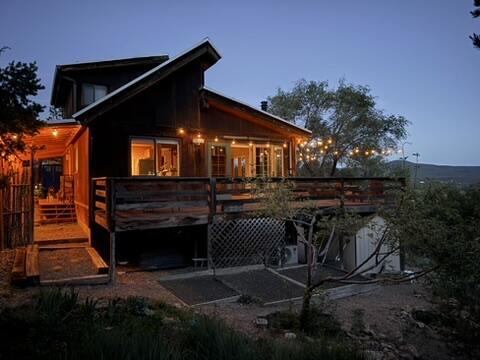 23 Cooper Rd, Cedar Crest, NM 87008 - back of property with a wooden deck