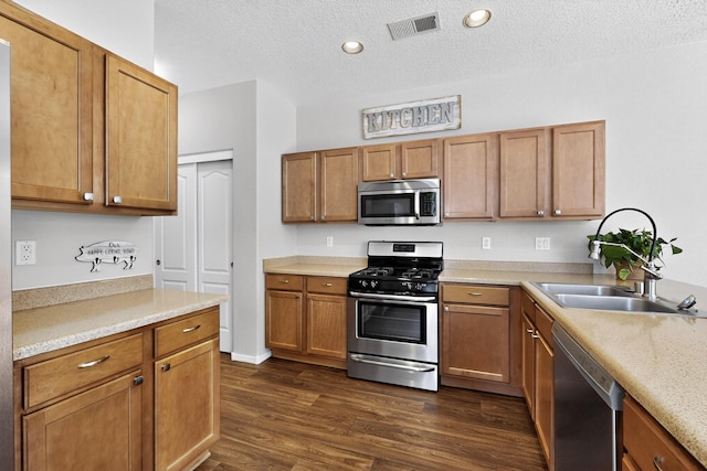 2353 Cortina Loop SE, Rio Rancho, NM 87124 - kitchen with stainless steel appliances, dark wood finished floors, light countertops, a textured ceiling, and recessed lighting