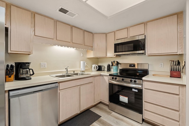 805 Country Club Dr SE Unit G2, Rio Rancho, NM 87124 - kitchen with appliances with stainless steel finishes, light brown cabinets, light wood finished floors, and light countertops