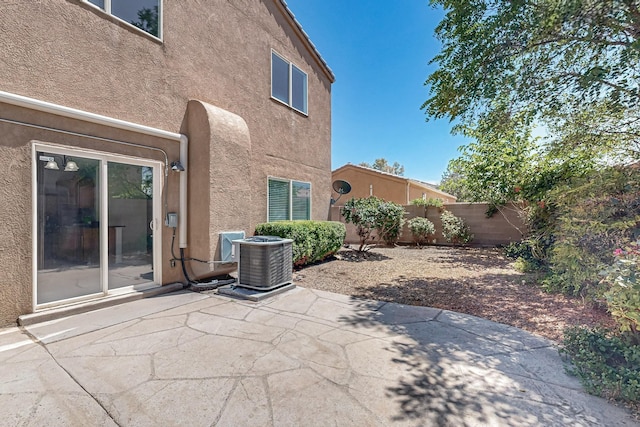 7209 Villa Tulipan NE, Albuquerque, NM 87113 - fenced backyard featuring a patio