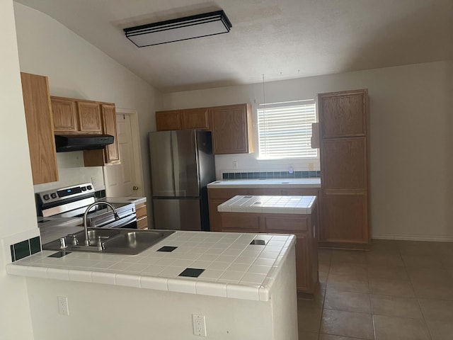 45 Juniper Ave, Los Lunas, NM 87031 - kitchen with appliances with stainless steel finishes, under cabinet range hood, a peninsula, lofted ceiling, and tile countertops