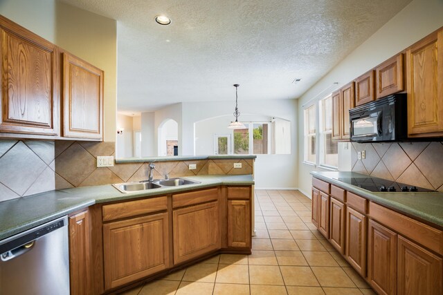 5485 Roosevelt Loop NE, Rio Rancho, NM 87144 - kitchen with black appliances, tasteful backsplash, a peninsula, arched walkways, and a textured ceiling