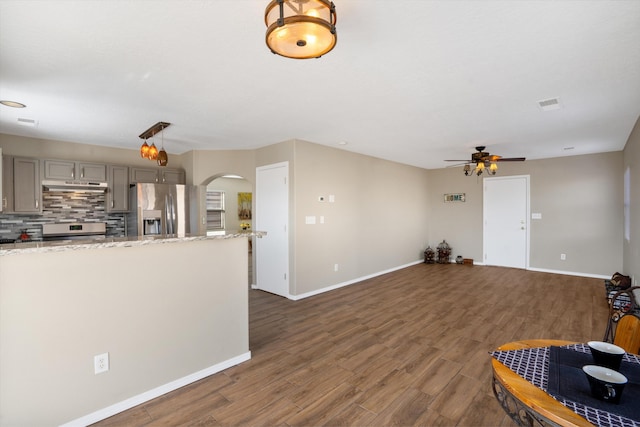 5478 Salem Ct NE, Rio Rancho, NM 87144 - kitchen featuring stainless steel appliances, gray cabinets, under cabinet range hood, arched walkways, and a ceiling fan