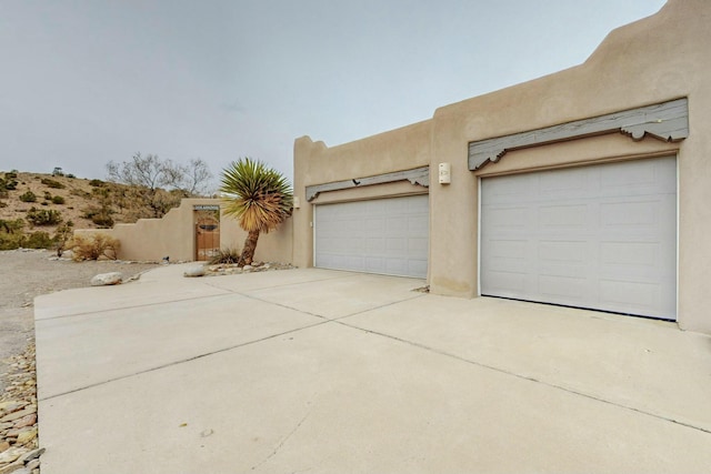 39 Pine Rd, Placitas, NM 87043 - garage featuring concrete driveway
