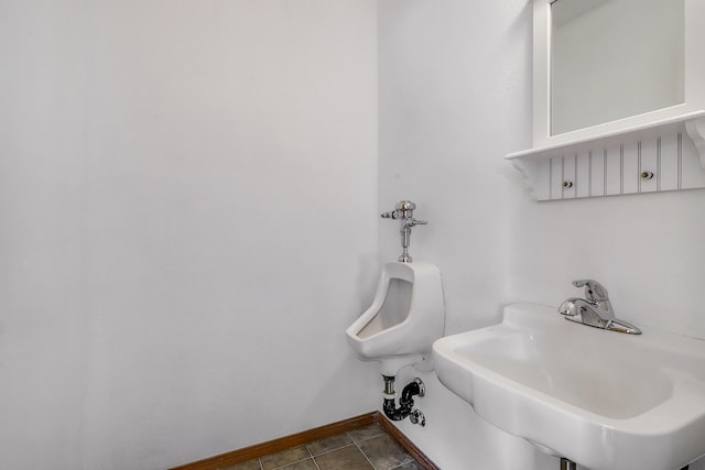 10128 Guadalupe Trl NW, Albuquerque, NM 87114 - bathroom with a sink and baseboards