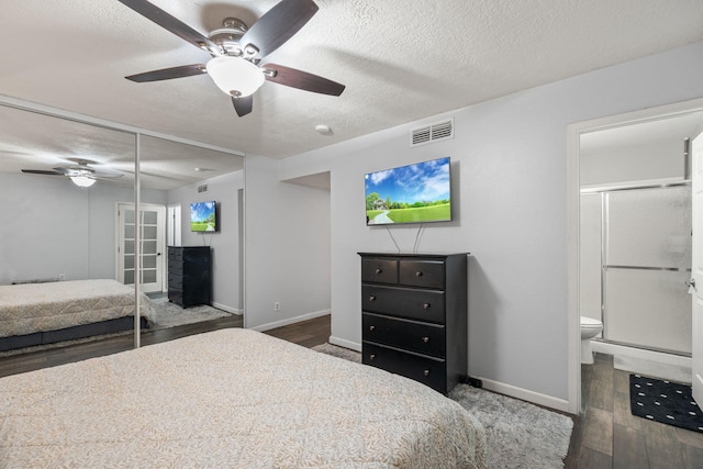 121 Pearl Dr NE, Rio Rancho, NM 87124 - bedroom with wood finished floors, a closet, connected bathroom, a textured ceiling, and ceiling fan