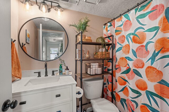 121 Pearl Dr NE, Rio Rancho, NM 87124 - full bath featuring a textured ceiling, vanity, a textured wall, and a shower with curtain