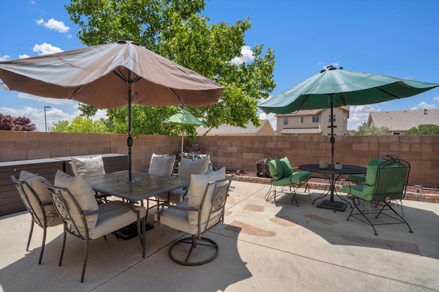 1417 Montiano Loop SE, Rio Rancho, NM 87124 - fenced backyard with outdoor dining space and a patio area