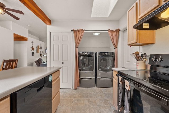 455 Colonial Ave SW, Los Lunas, NM 87031 - washroom with washing machine and clothes dryer and ceiling fan
