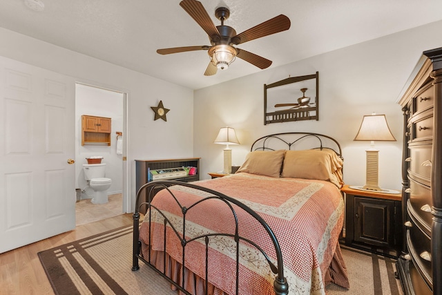 455 Colonial Ave SW, Los Lunas, NM 87031 - bedroom featuring light wood finished floors, connected bathroom, and ceiling fan