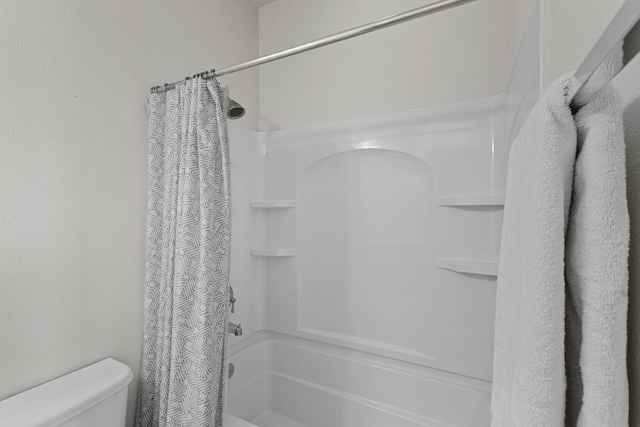 44 Los Balcones Pl NE, Rio Rancho, NM 87124 - full bathroom with shower / tub combo with curtain and toilet