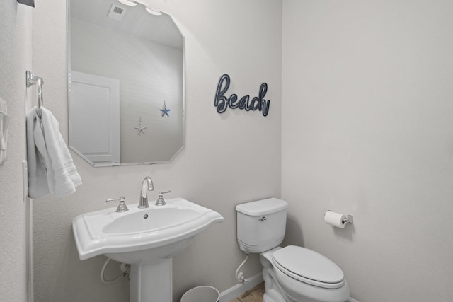 44 Los Balcones Pl NE, Rio Rancho, NM 87124 - bathroom featuring toilet and baseboards