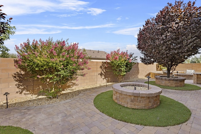 44 Los Balcones Pl NE, Rio Rancho, NM 87124 - fenced backyard with a fire pit, a patio, and area for grilling