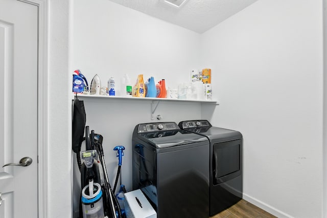 9015 Vista Dibujo Rd, Albuquerque, NM 87120 - washroom with washer and clothes dryer, wood finished floors, and a textured ceiling