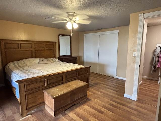 2 Bus Ln, Sandia Park, NM 87047 - bedroom featuring wood finished floors, a textured ceiling, a closet, and a ceiling fan