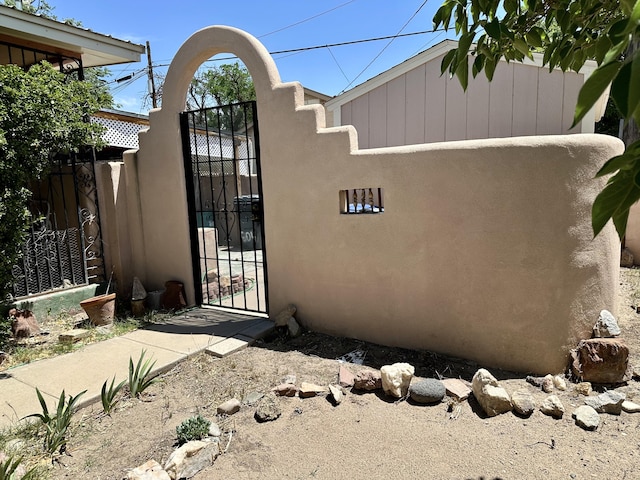 604 9th St SW, Albuquerque, NM 87102 - view of gate