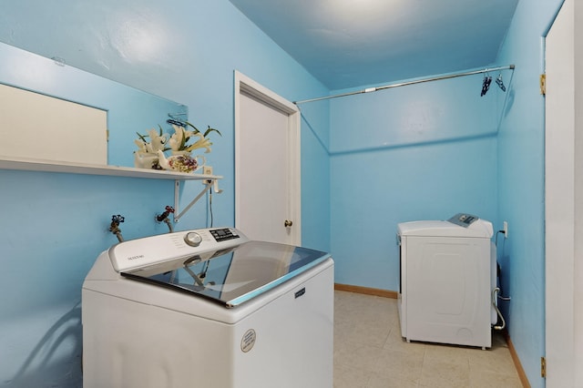 7719 Euclid Ave NE, Albuquerque, NM 87110 - laundry room featuring washing machine and clothes dryer and tile patterned flooring