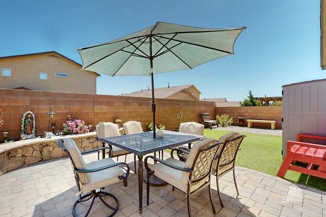 2332 Del Timbre Ln SW, Albuquerque, NM 87121 - fenced backyard featuring outdoor dining area and a patio