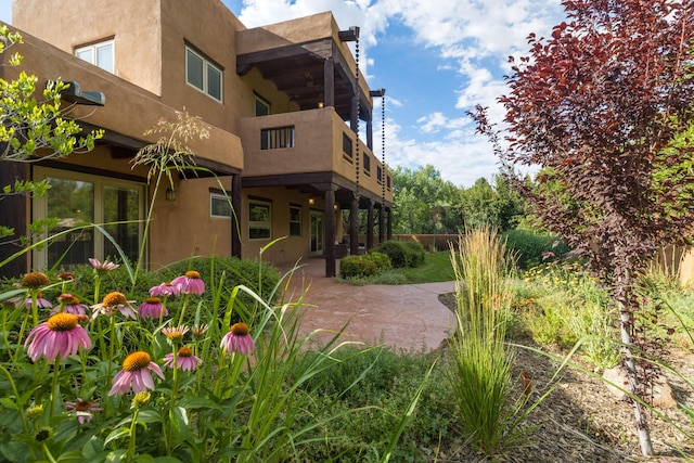 2505 Elfego Rd NW, Albuquerque, NM 87107 - exterior space featuring a balcony, stucco siding, and a patio