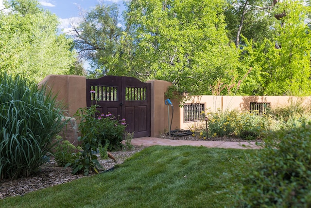 2505 Elfego Rd NW, Albuquerque, NM 87107 - fenced yard with a gate