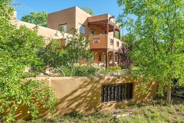 2505 Elfego Rd NW, Albuquerque, NM 87107 - back of property featuring a balcony and stucco siding