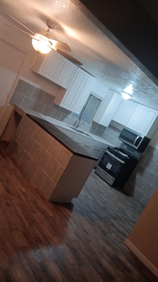 714 Locust St, Clayton, NM 88415 - bathroom featuring wood finished floors, a ceiling fan, and a textured ceiling