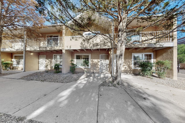 700 Fruit Ave NW Unit G, Albuquerque, NM 87102 - townhome / multi-family property featuring a balcony and stucco siding