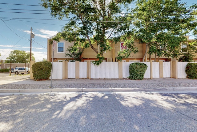 700 Fruit Ave NW Unit G, Albuquerque, NM 87102 - view of front of house with a fenced front yard