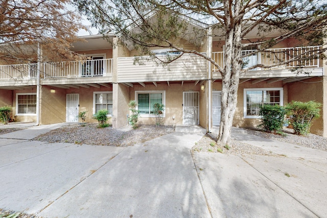 700 Fruit Ave NW Unit G, Albuquerque, NM 87102 - view of property with stucco siding and a balcony