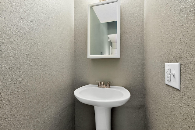 700 Fruit Ave NW Unit G, Albuquerque, NM 87102 - bathroom featuring a textured wall